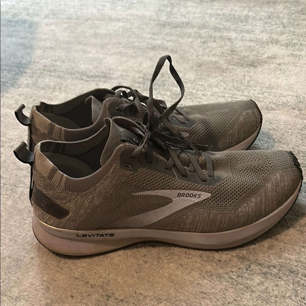 Brooks Levitate Women's Athletic Shoes in Gray